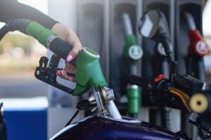 Leia mais sobre o artigo Gasolina a R$ 7, veja 5 dicas de como economizar na moto